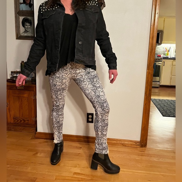 Vocal Apparel Knit Leggings with Snakeskin pattern, crystal and lace. - Picture 2 of 14